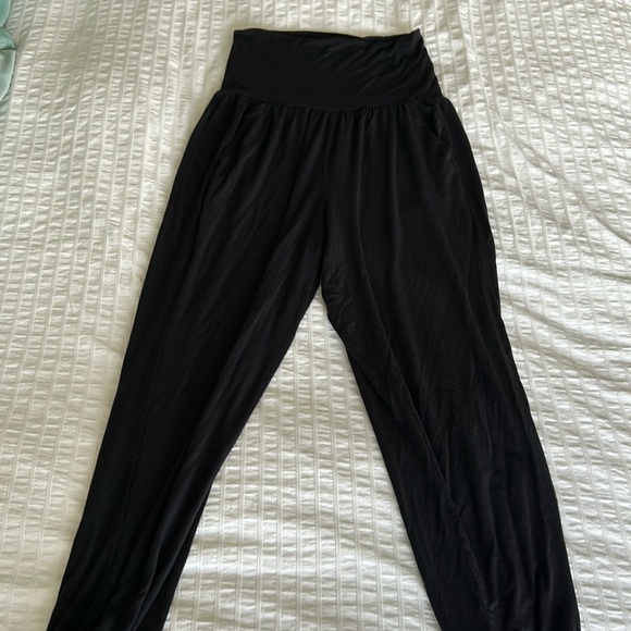 Athleta Comfortable Studio Jogger Black Pockets